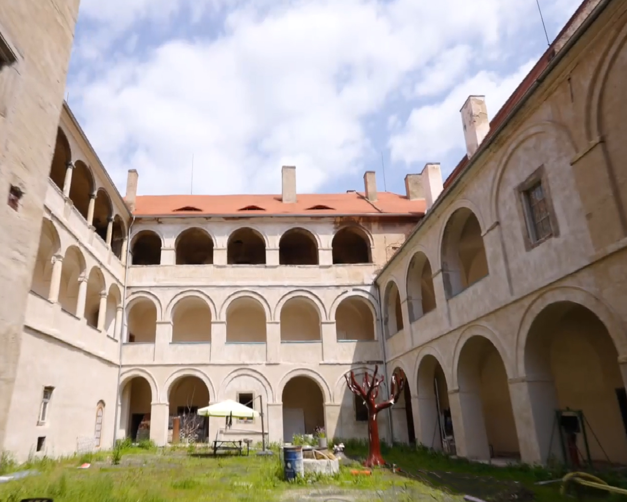 Замок (1806 м2) под капитальную реконструкцию в пос.Полепы – Энцованы (Северная Чехия)